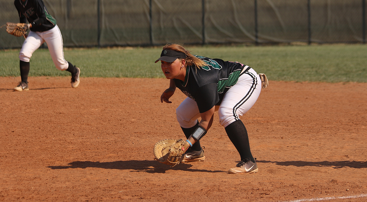 Lady Saints Split with Trojans to End Regular Season