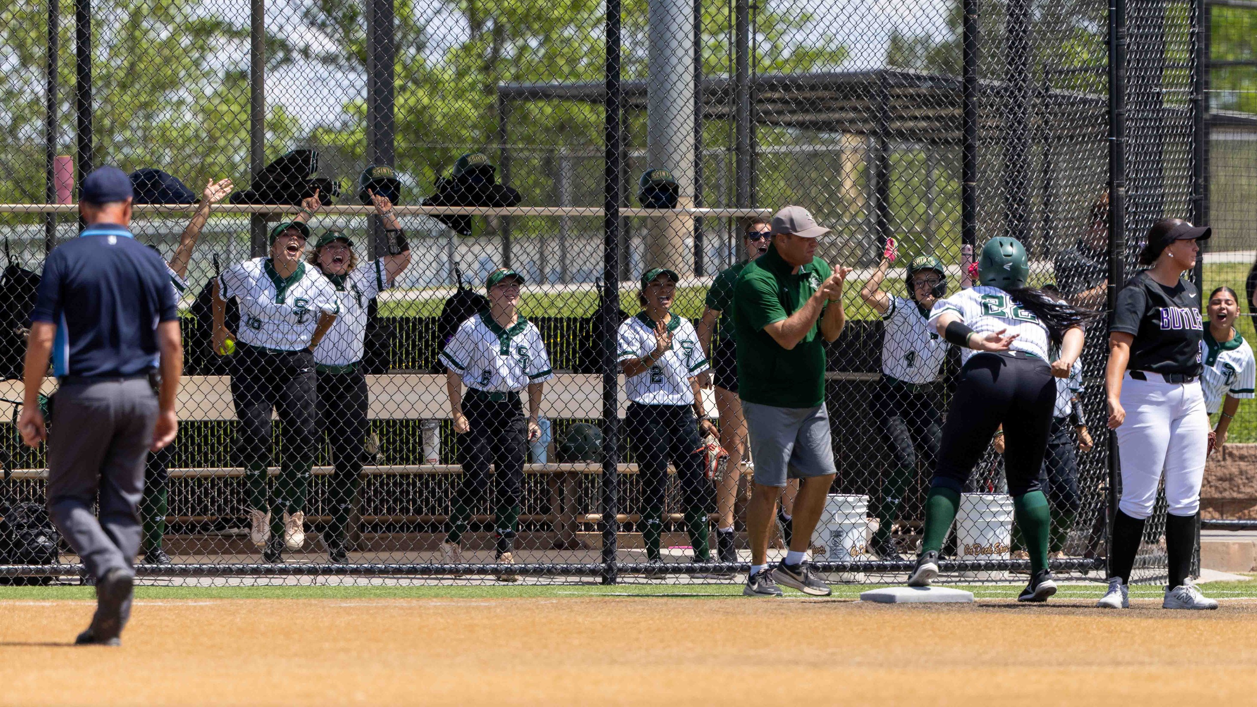 Softball Goes 1-1 on Opening Day of Region 6 Tournament