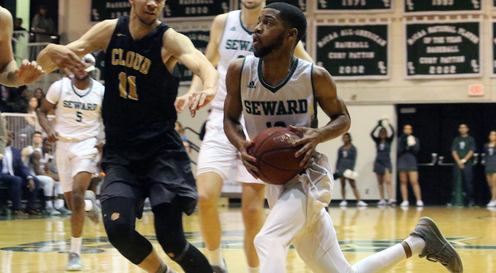 Five Saints Reach Double-Figures in Win Over Cloud